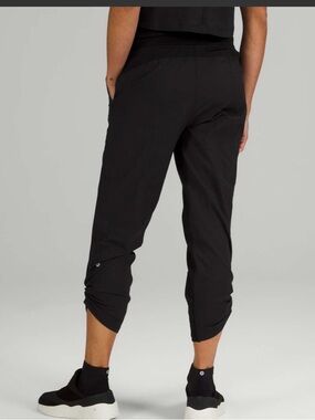 Lululemon dance studio  mid-rise  crop 23 size 4 black